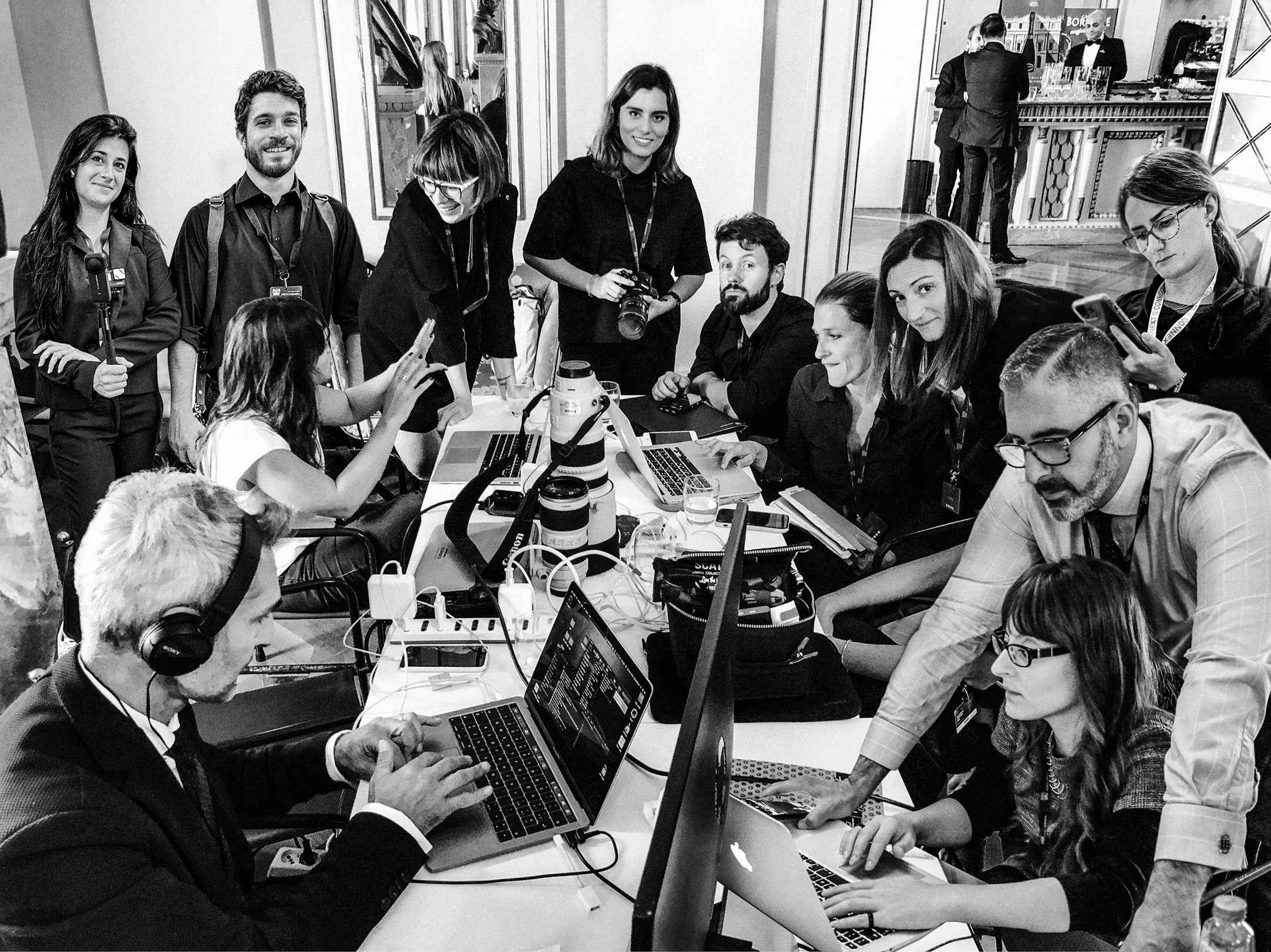 Riunione di lavoro attorno a un tavolo in una sala meeting con grandi vetrate